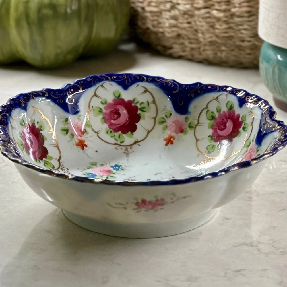EXQUISITE, ANTIQUE, FINE PORCELAIN SERVING BOWL. COLORFUL HAND-PAINTED ROSES
